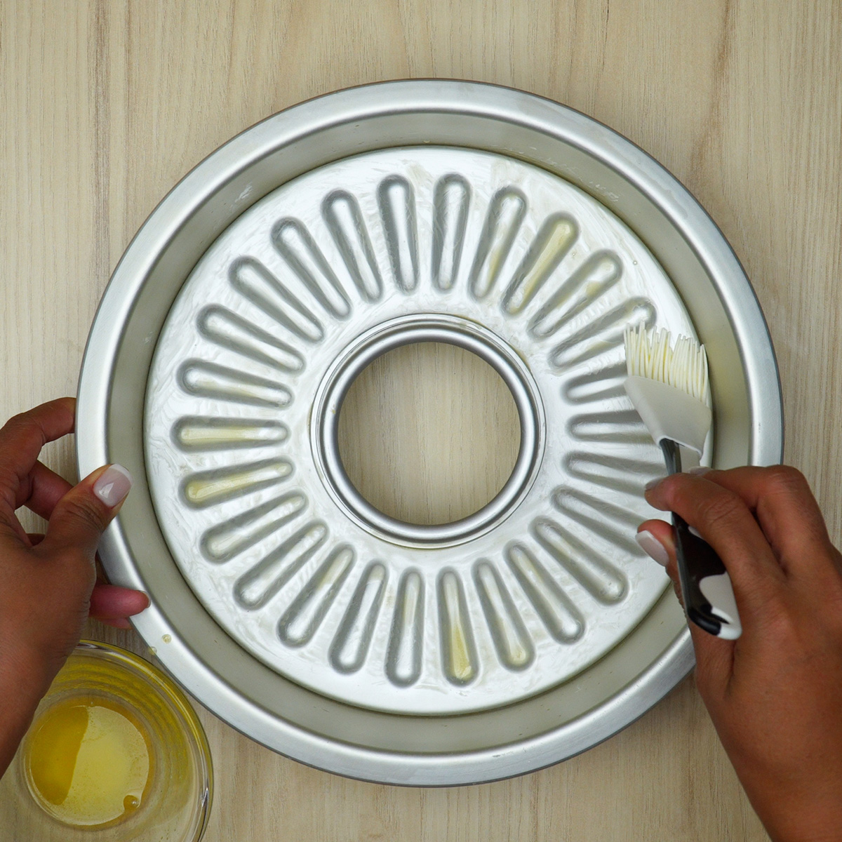 Forma untada para assar o bolo de coco cremoso no liquidificador.