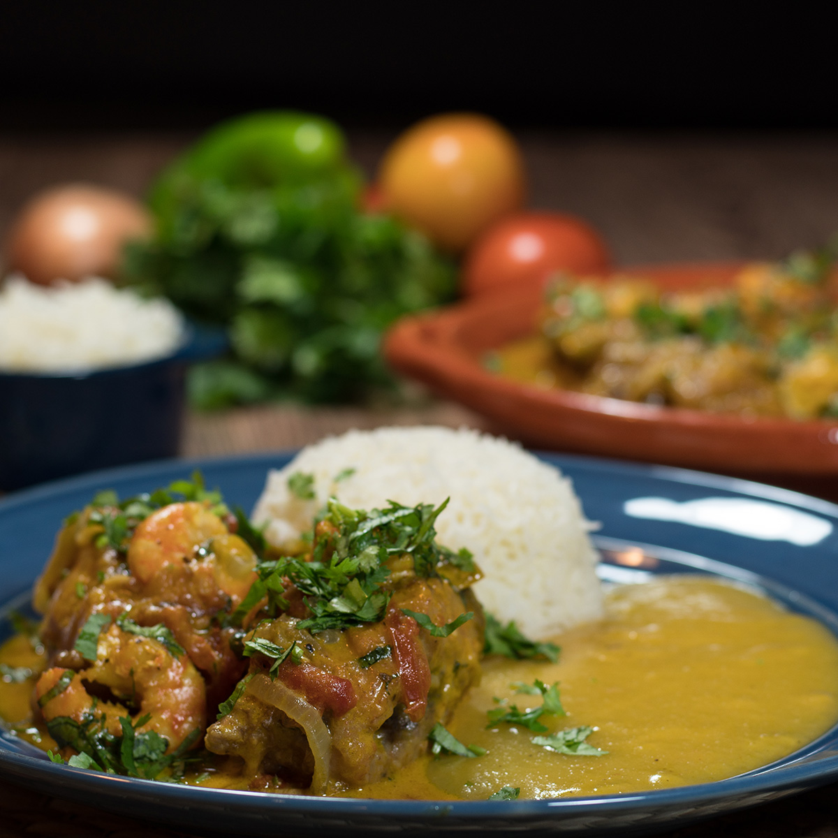 Moqueca de peixe servida no prato com arroz branco.