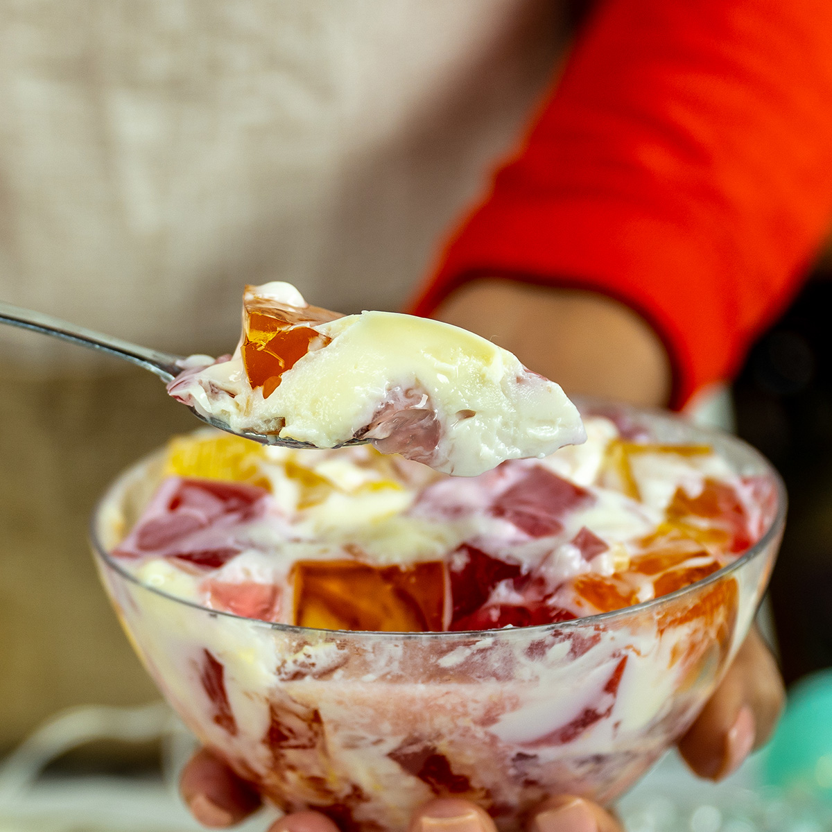 Mosaico de gelatina servido em um pires.