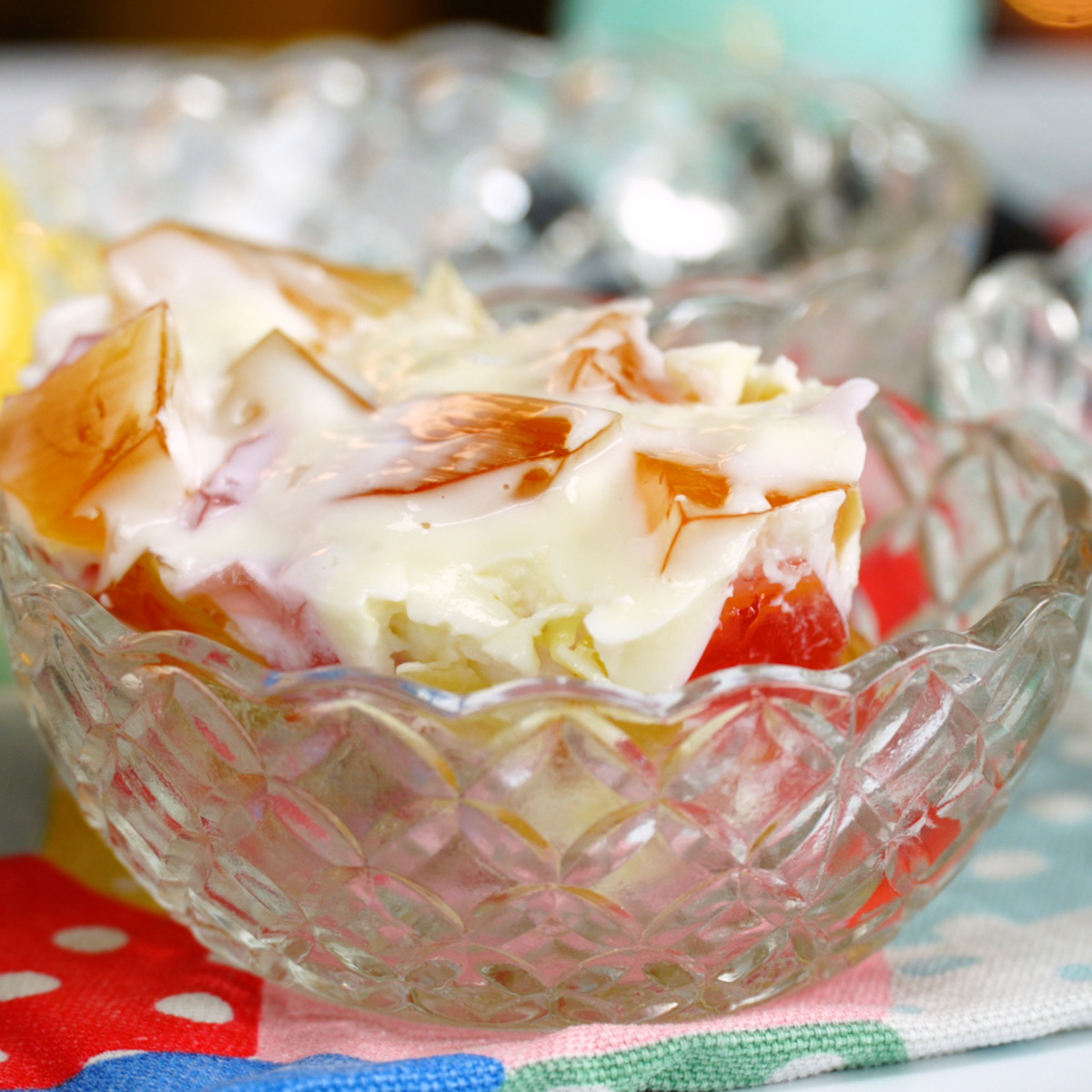 Gelatina colorida cremosa pronta para servir após a refrigeração.