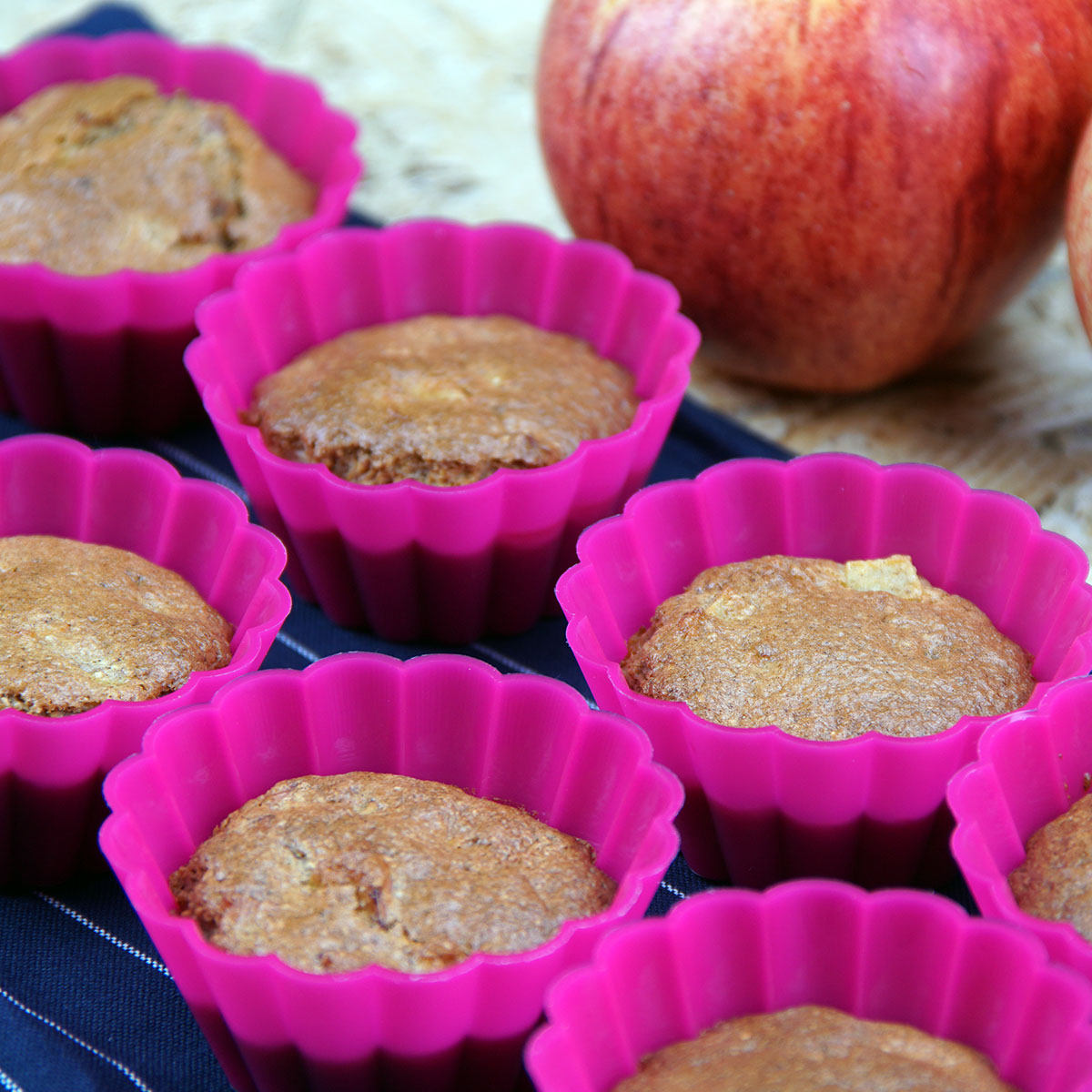 Muffins fit de maçã e aveia ainda mornos após saírem do forno.