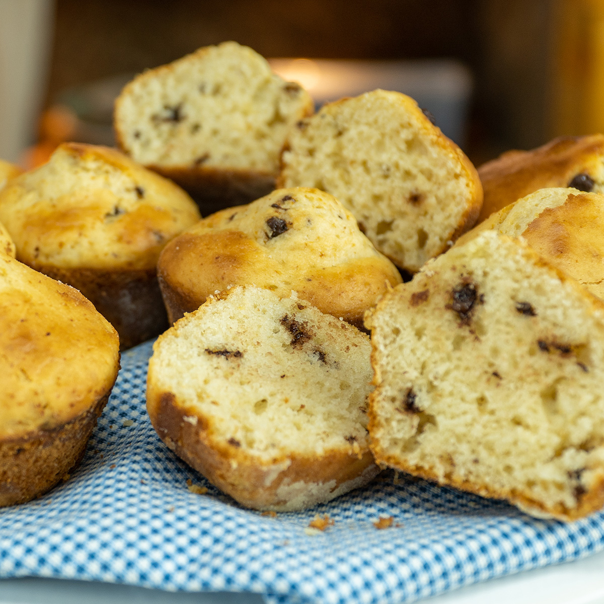 Muffins com pepitas de chocolate cortados ao meio.