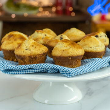 Muffins com pepitas de chocolates prontos para serem servidos.