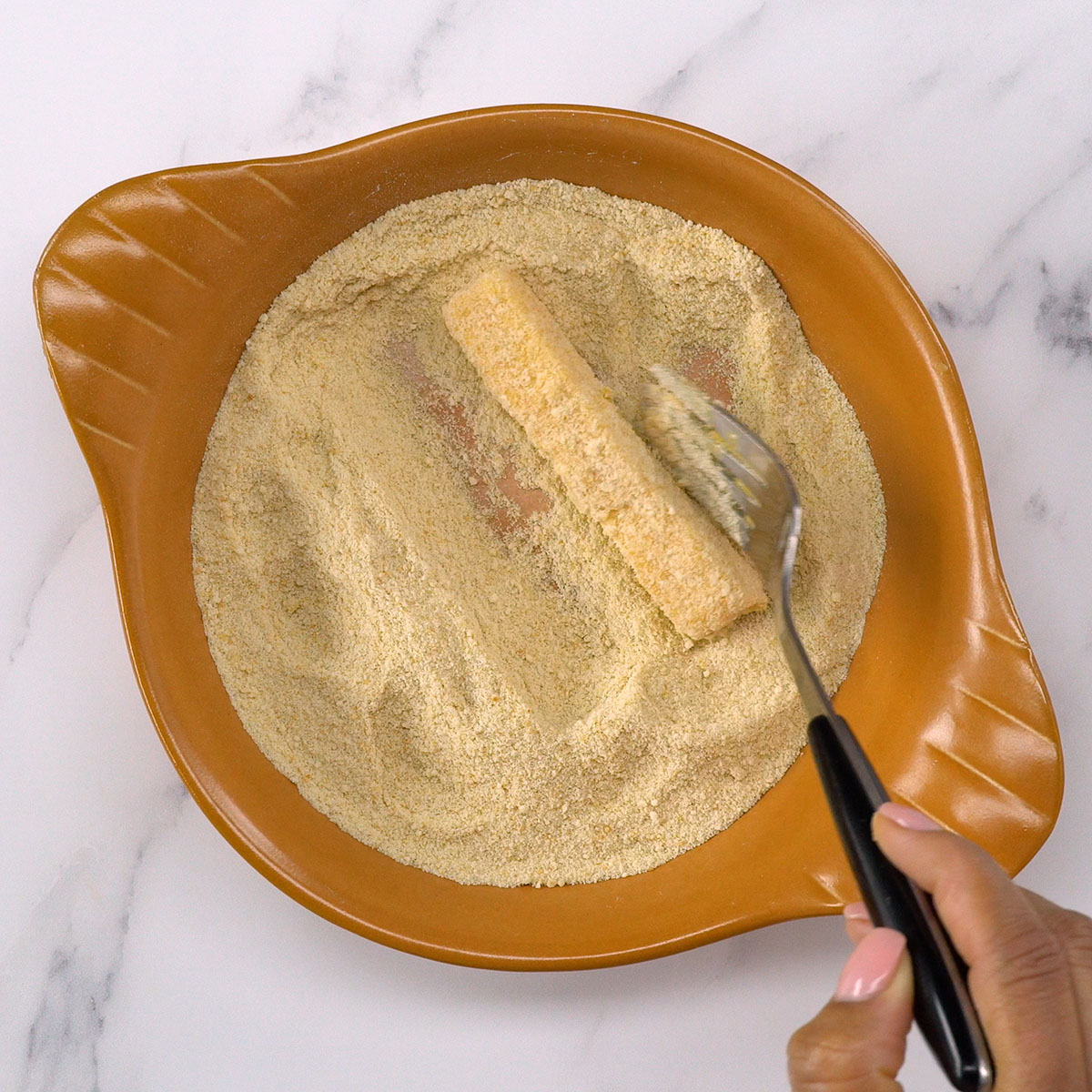 Palitos de muçarela cobertos com farinha de rosca.