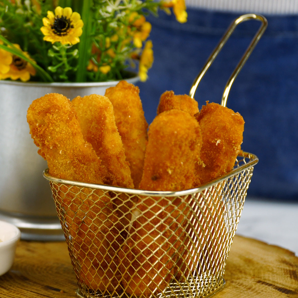 Palitos de muçarela crocantes prontos para servir.