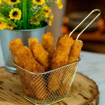 Palitos de muçarela prontos.
