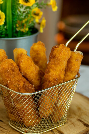Palitos de muçarela prontos.
