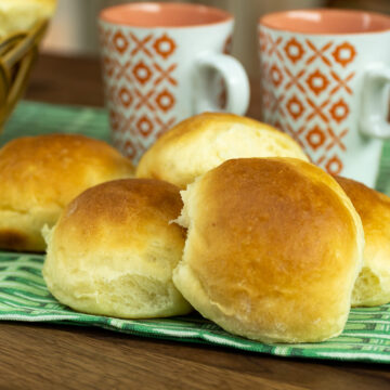 Pão de batata sendo servido.