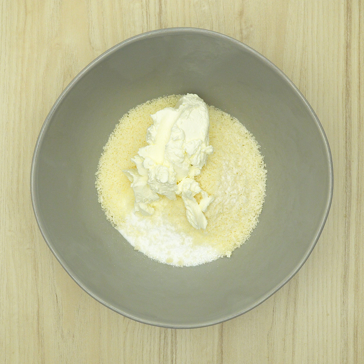 Mistura de goma de tapioca com queijo e cream cheese formando uma massa homogênea.