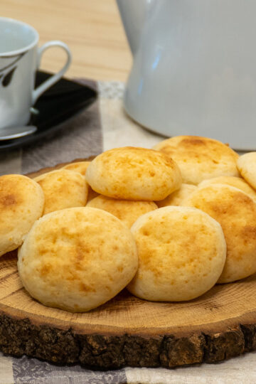 Pão de queijo de tapioca pronto para ser servido com café.