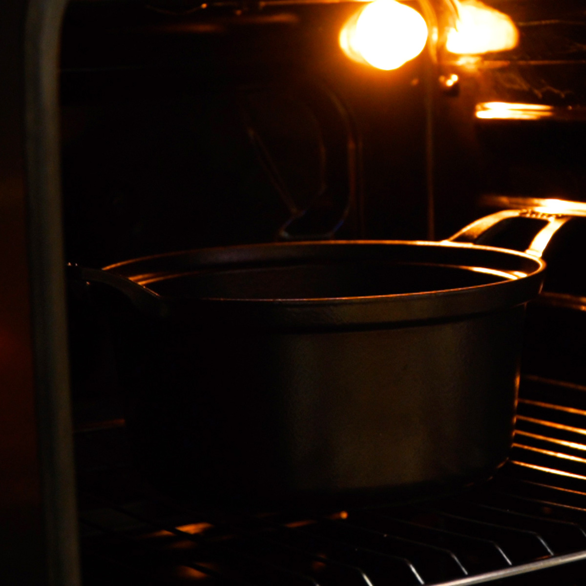 Panela sendo aquecida dentro do forno quente para assar pão artesanal.