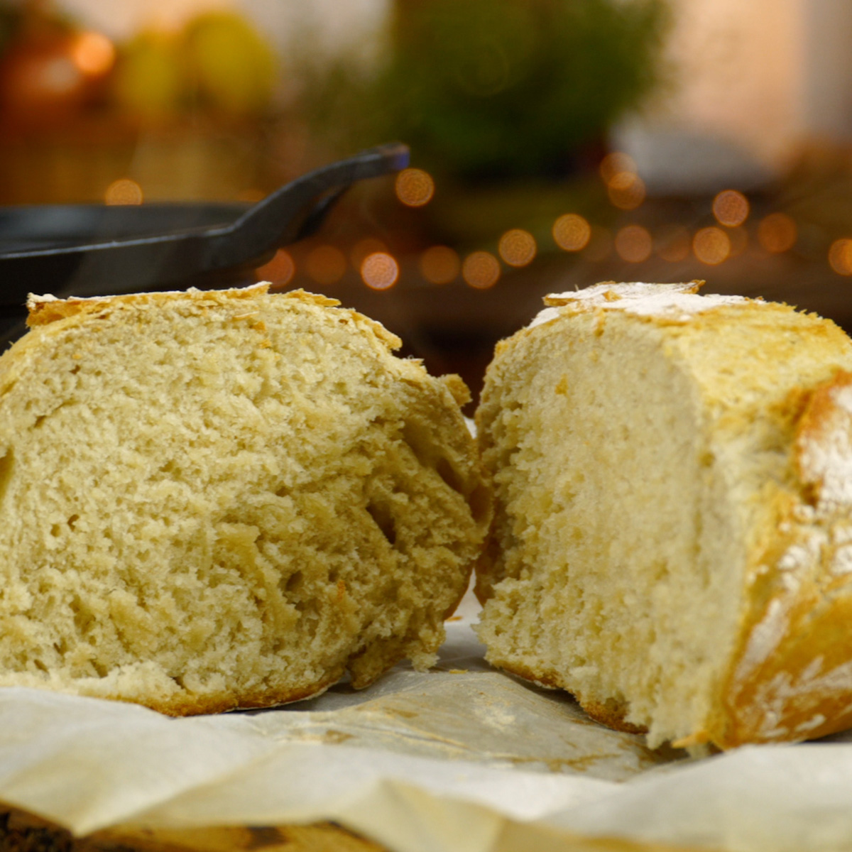 Pão artesanal fatiado, pronto para servir, com miolo macio.