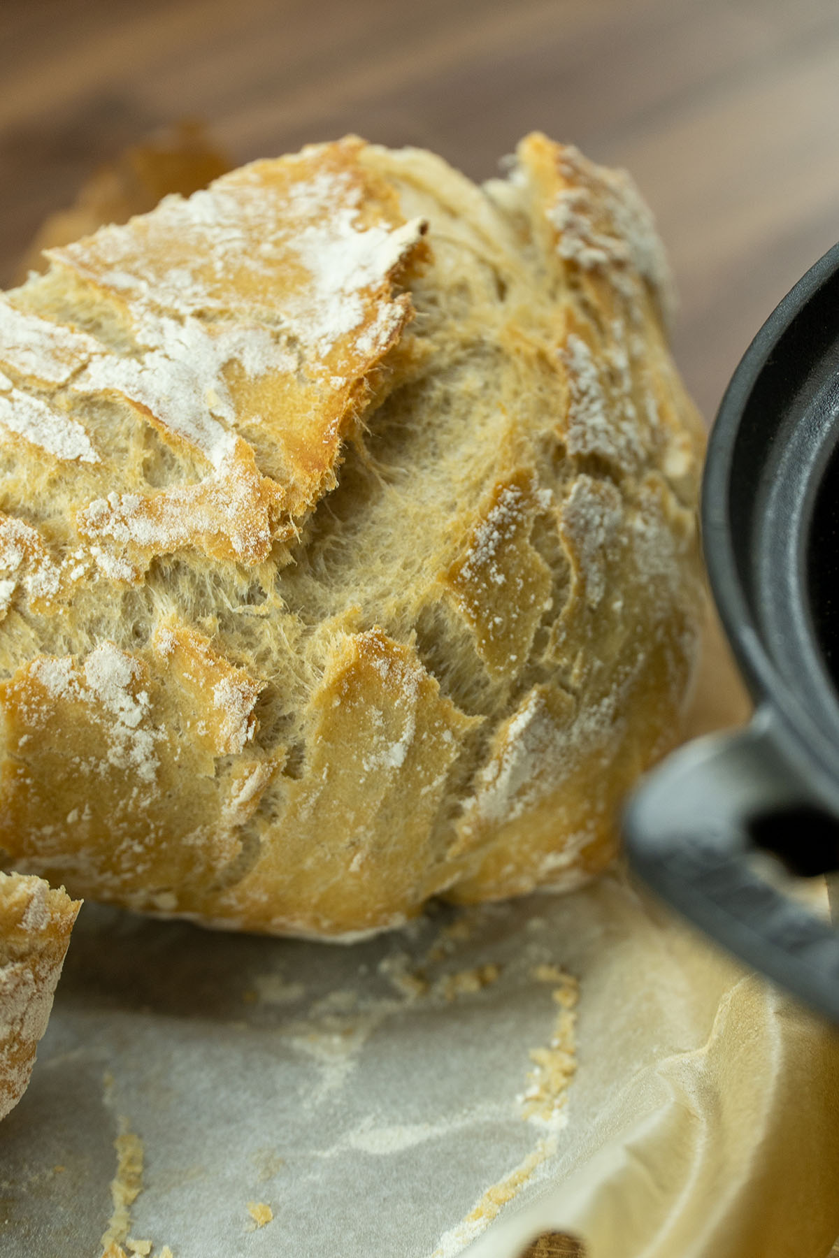 Pão de panela pronto, recém-retirado da panela.