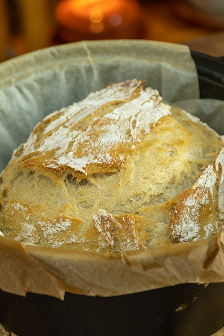 Pão de panela pronto tirado do forno.