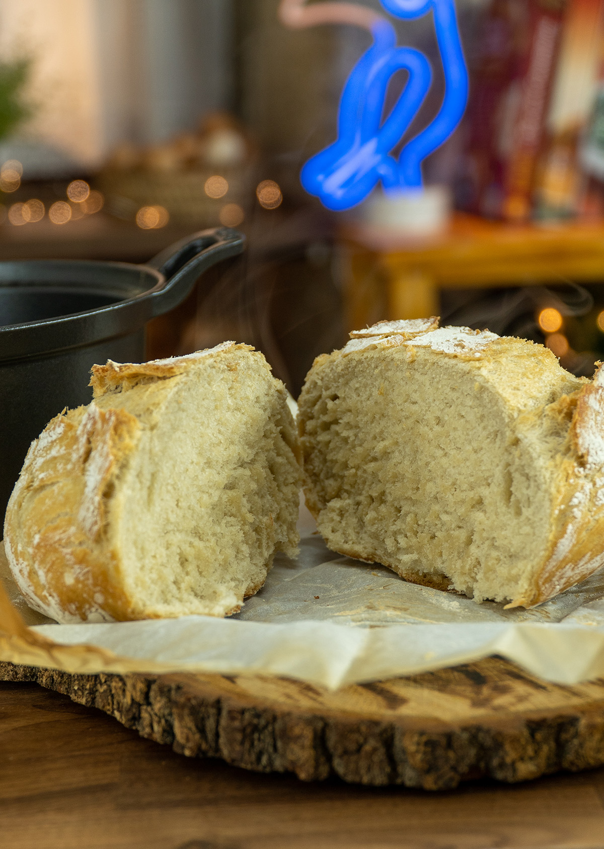 Pão de panela pronto, cortado ao meio.