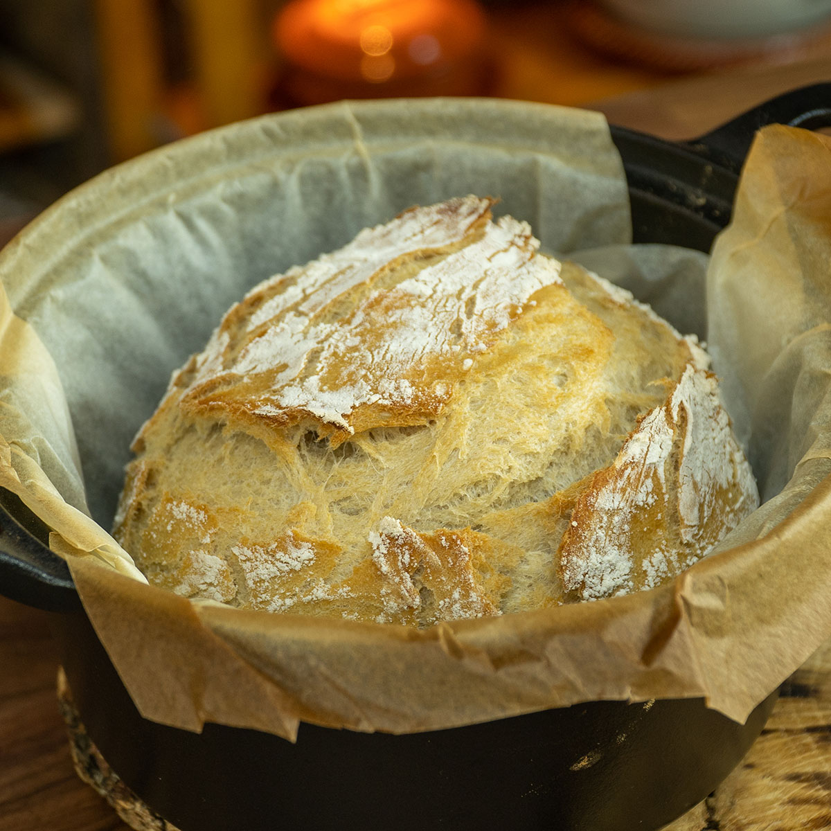 Pão de panela pronto tirado do forno.