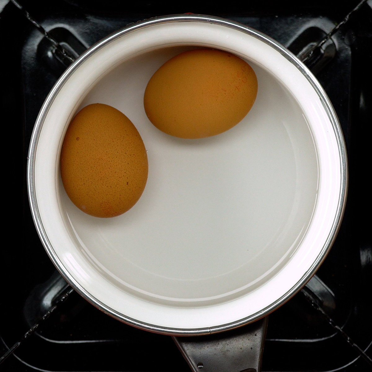 Ovos cozinhando em água fervente.