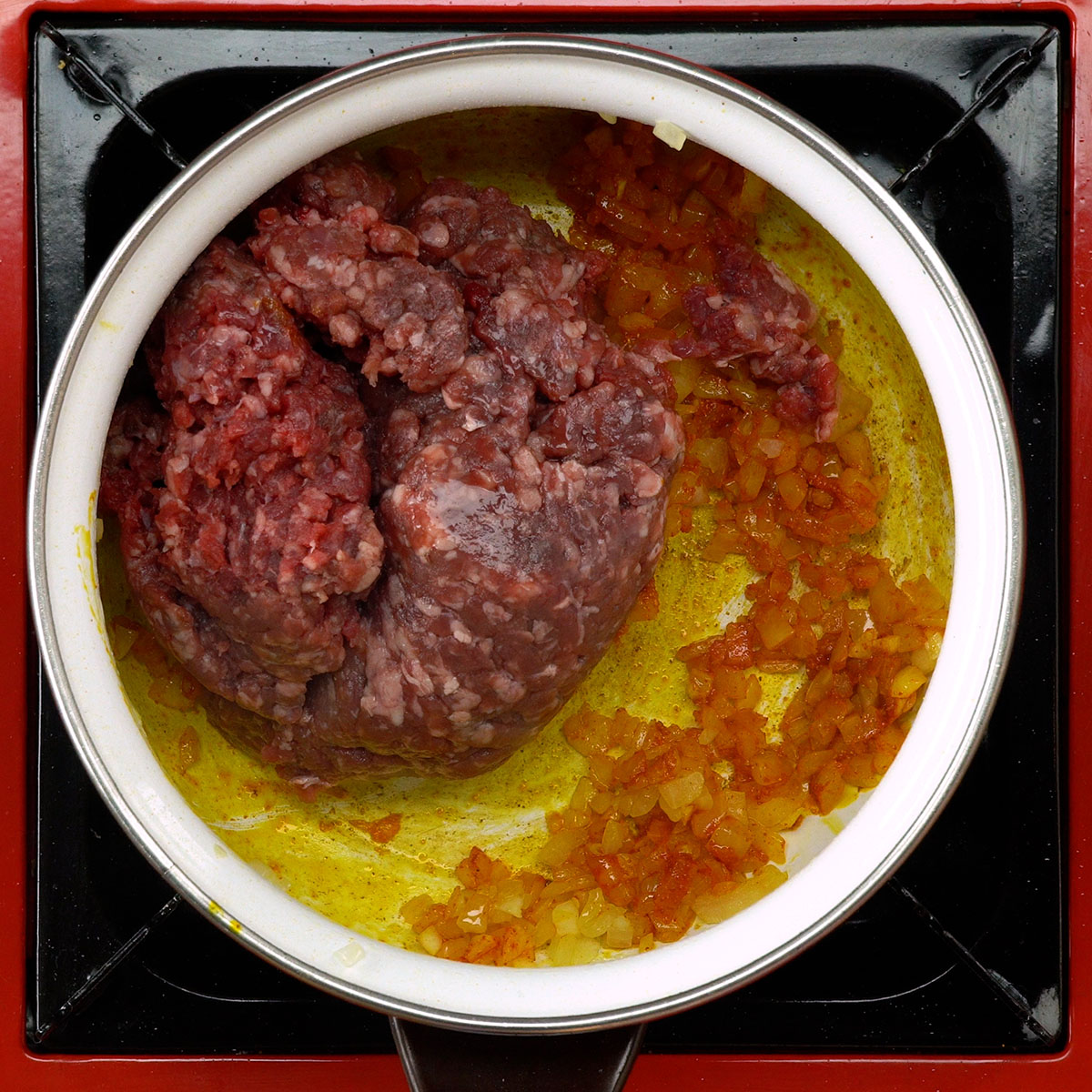 Carne moída sendo refogada na panela para o recheio do pastel.