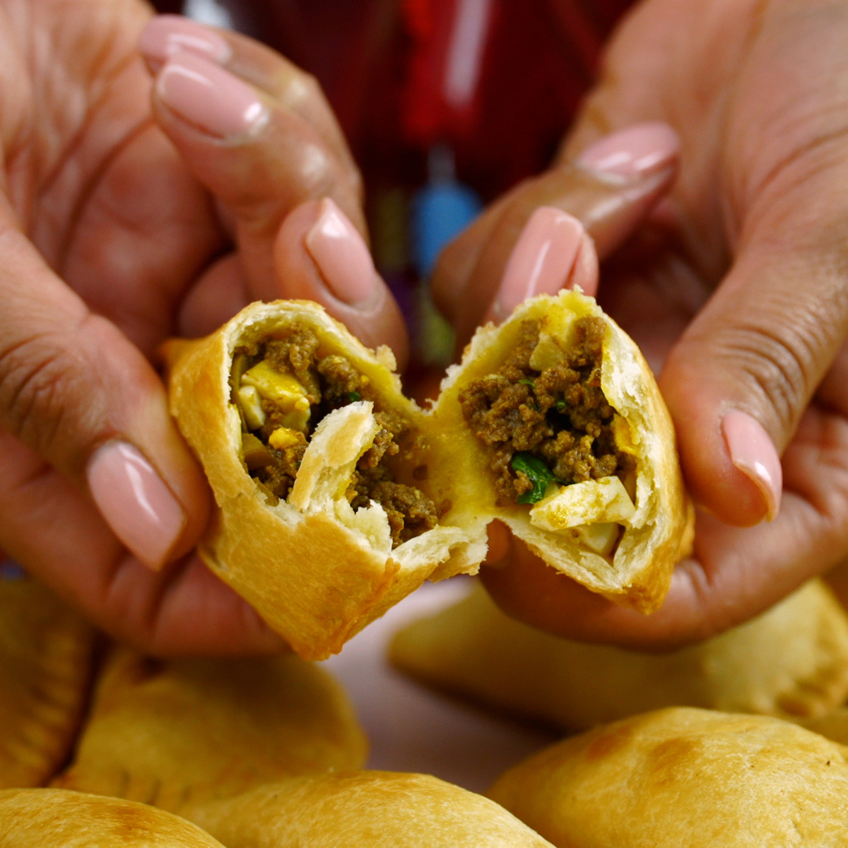 Pastéis de creme de leite partidos ao meio.