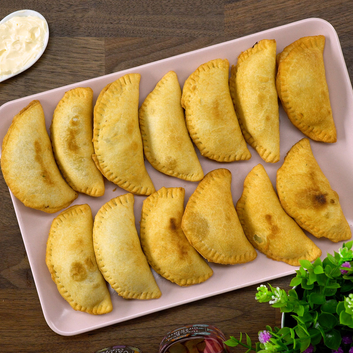 Pastéis fritos escorrendo em papel-toalha, prontos para servir.