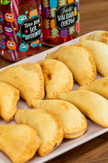 Pastéis de creme de leite servidos na bandeja.