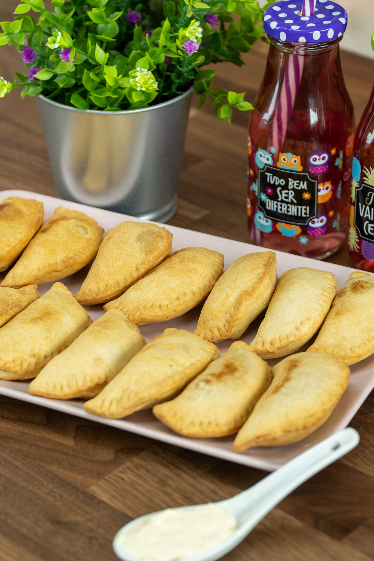 Pastéis de creme de leite servidos em uma bandeja.