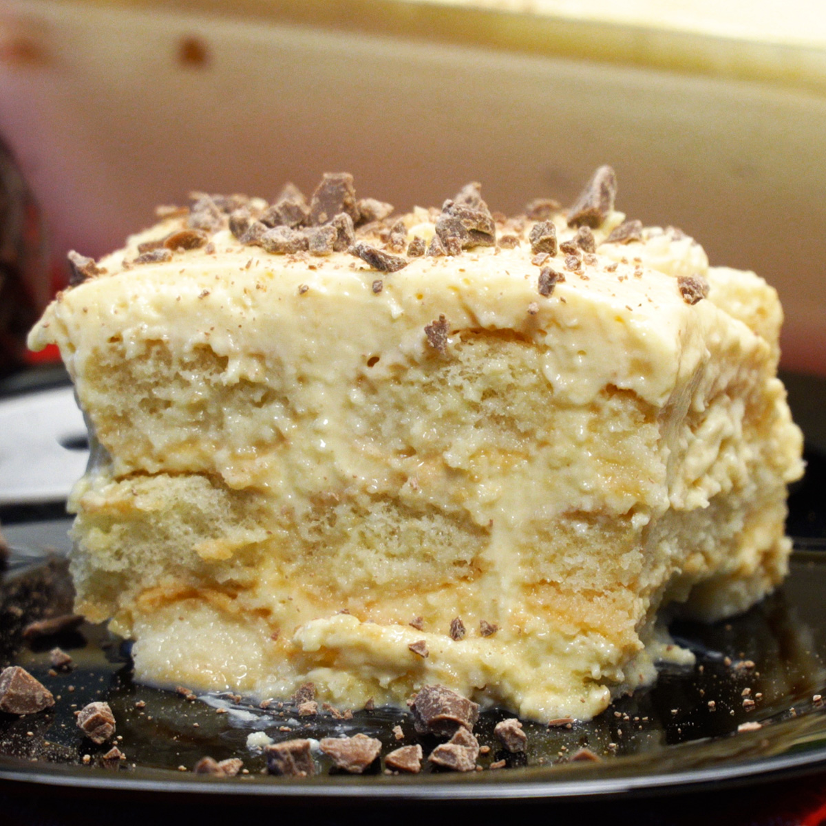 Pavê de maracujá finalizado com chocolate, pronto para servir.