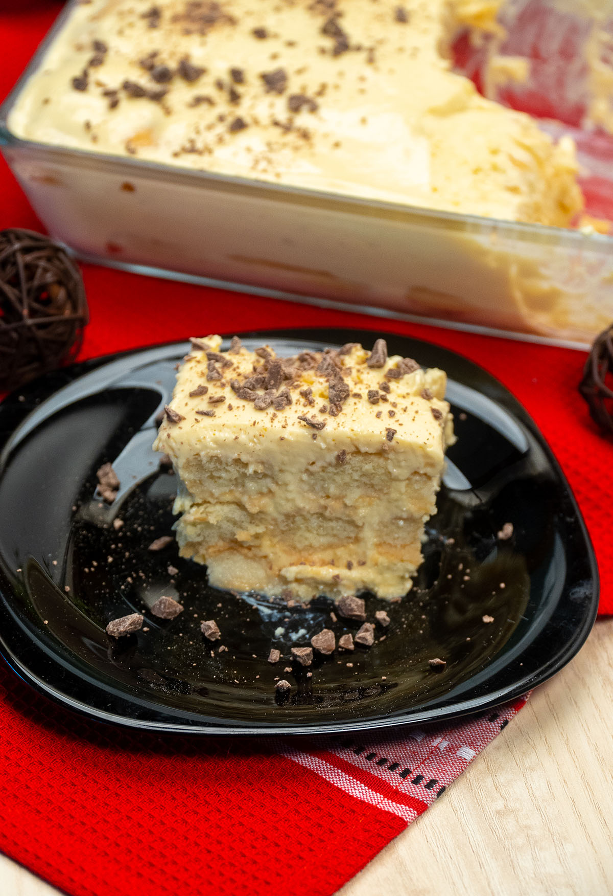 Pavê de maracujá com pedaços de chocolate sendo servido.