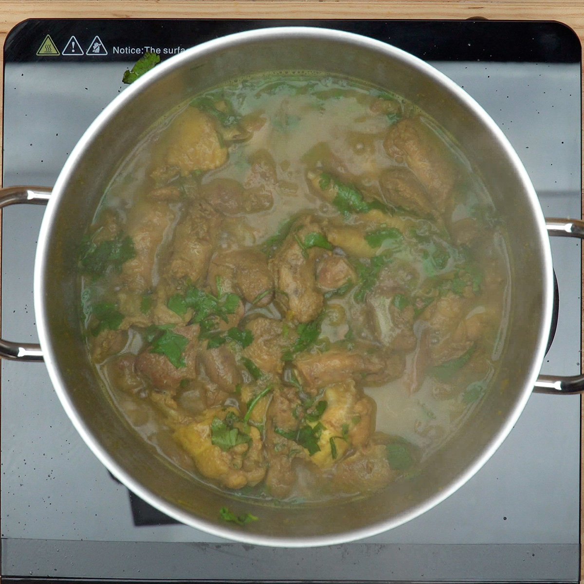 Pipis de frango finalizados com coentros frescos por cima.