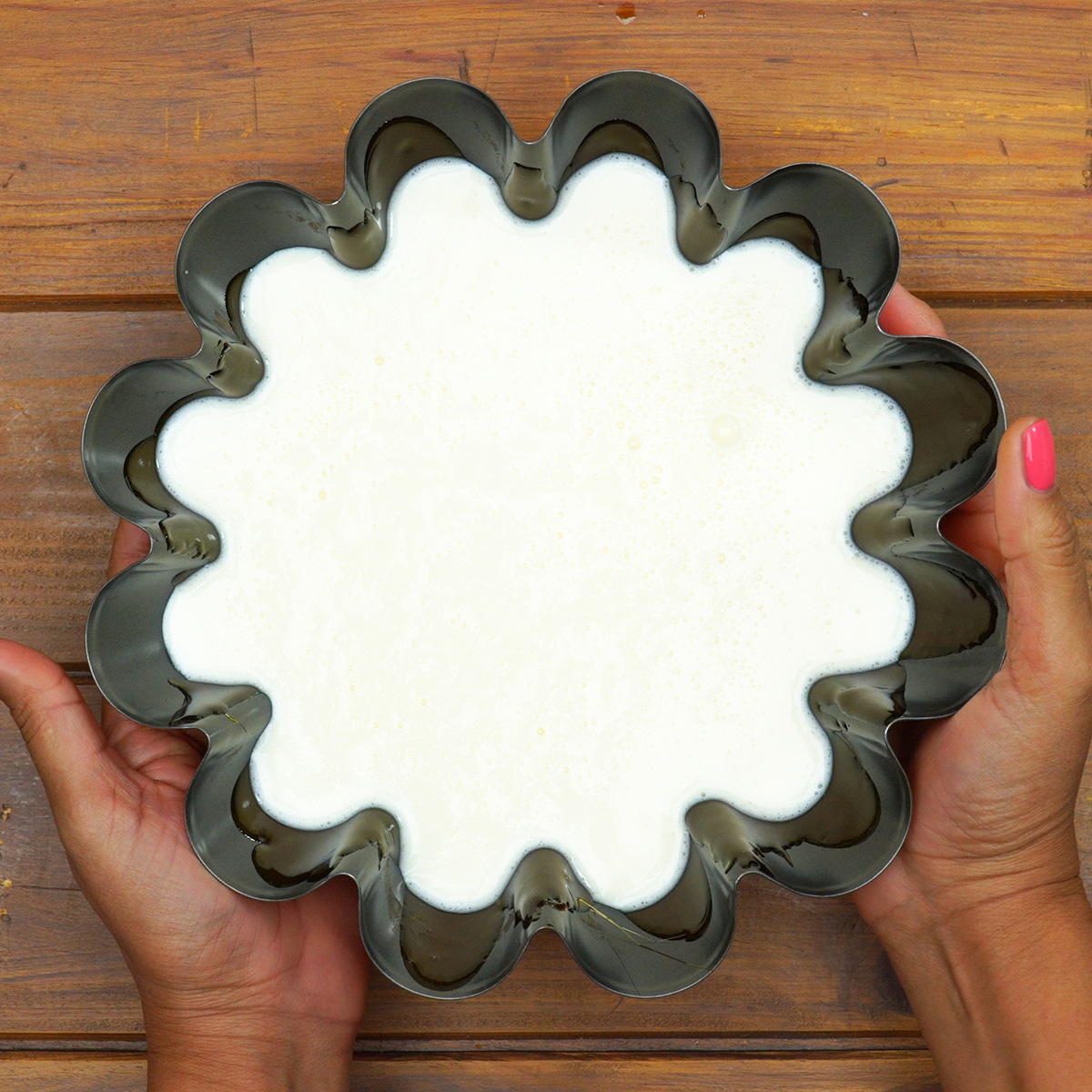 Pudim de iogurte assando em banho-maria dentro do forno.