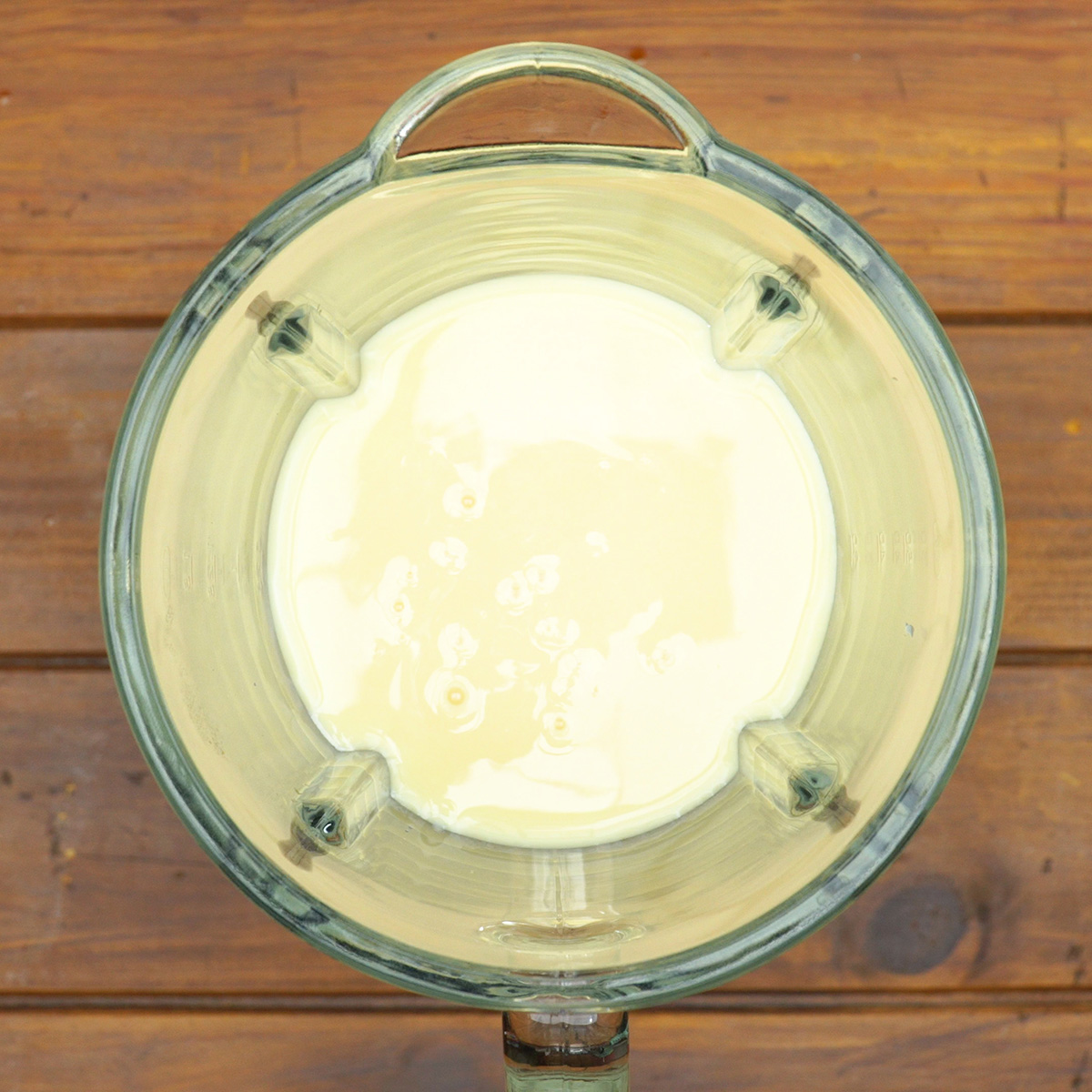 Mistura do pudim de iogurte sendo batida no liquidificador até ficar homogênea.