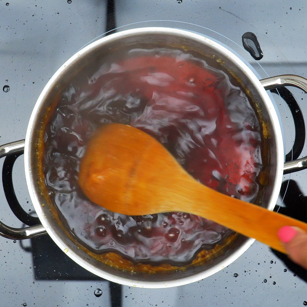 Calda de caramelo dourada sendo preparada na panela para o pudim de iogurte.