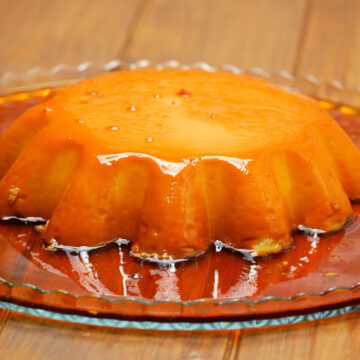 Pudim dois ingredientes pronto para ser sevido.