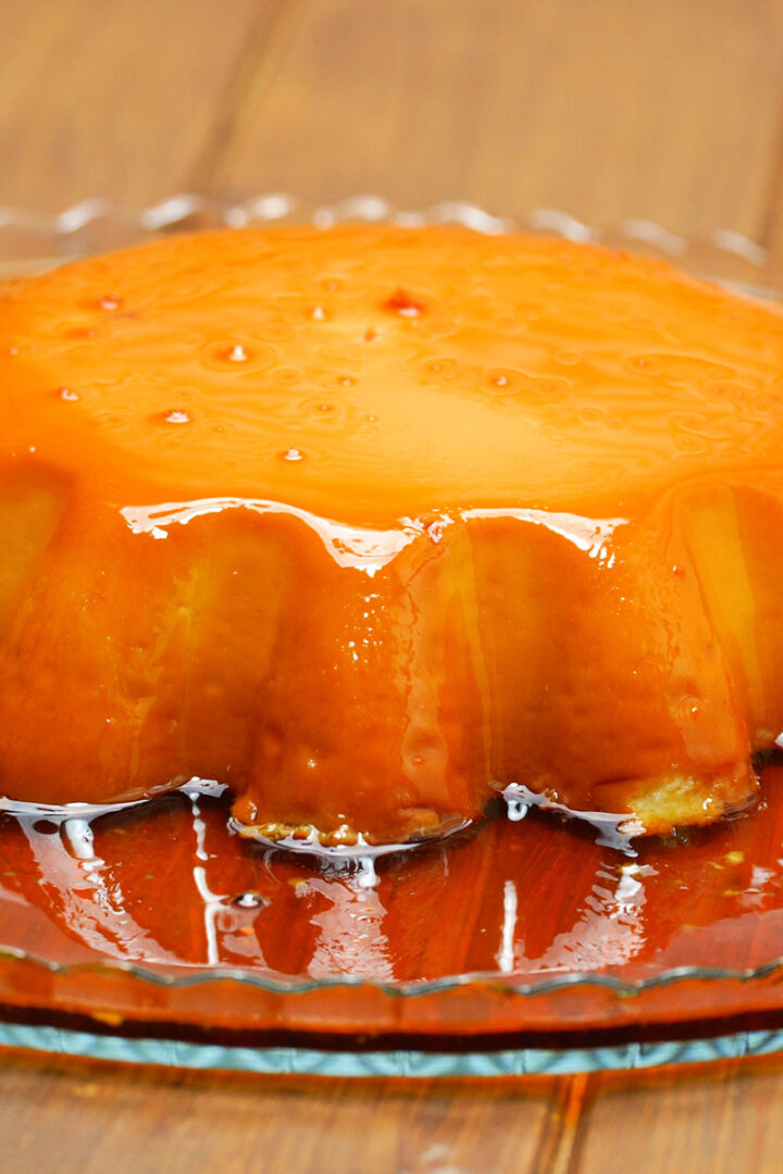 Pudim dois ingredientes pronto para ser sevido.