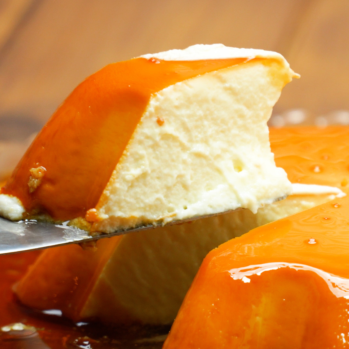 Pudim de 2 ingredientes pronto, sendo servido em fatias.