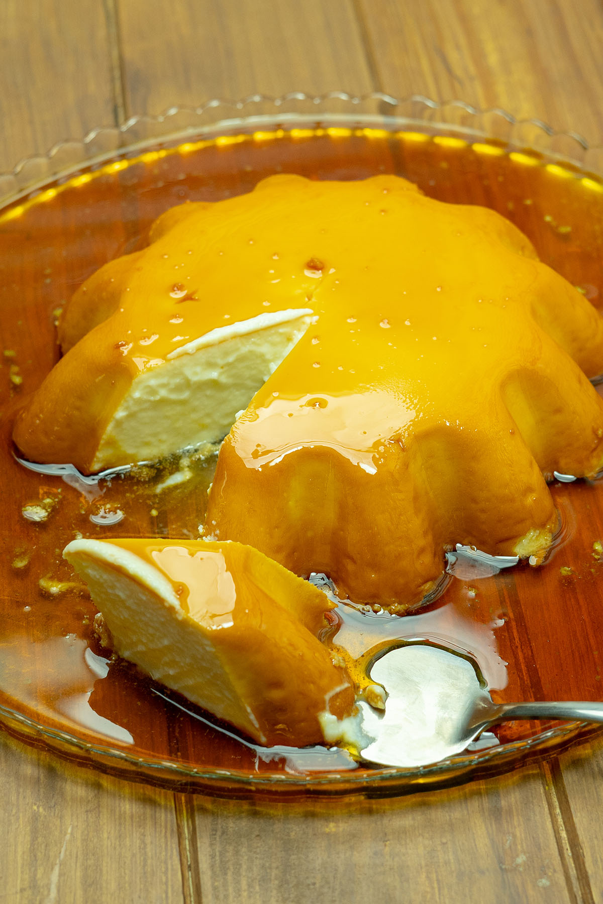 Pudim de 2 ingredientes pronto, sendo servido em fatias.