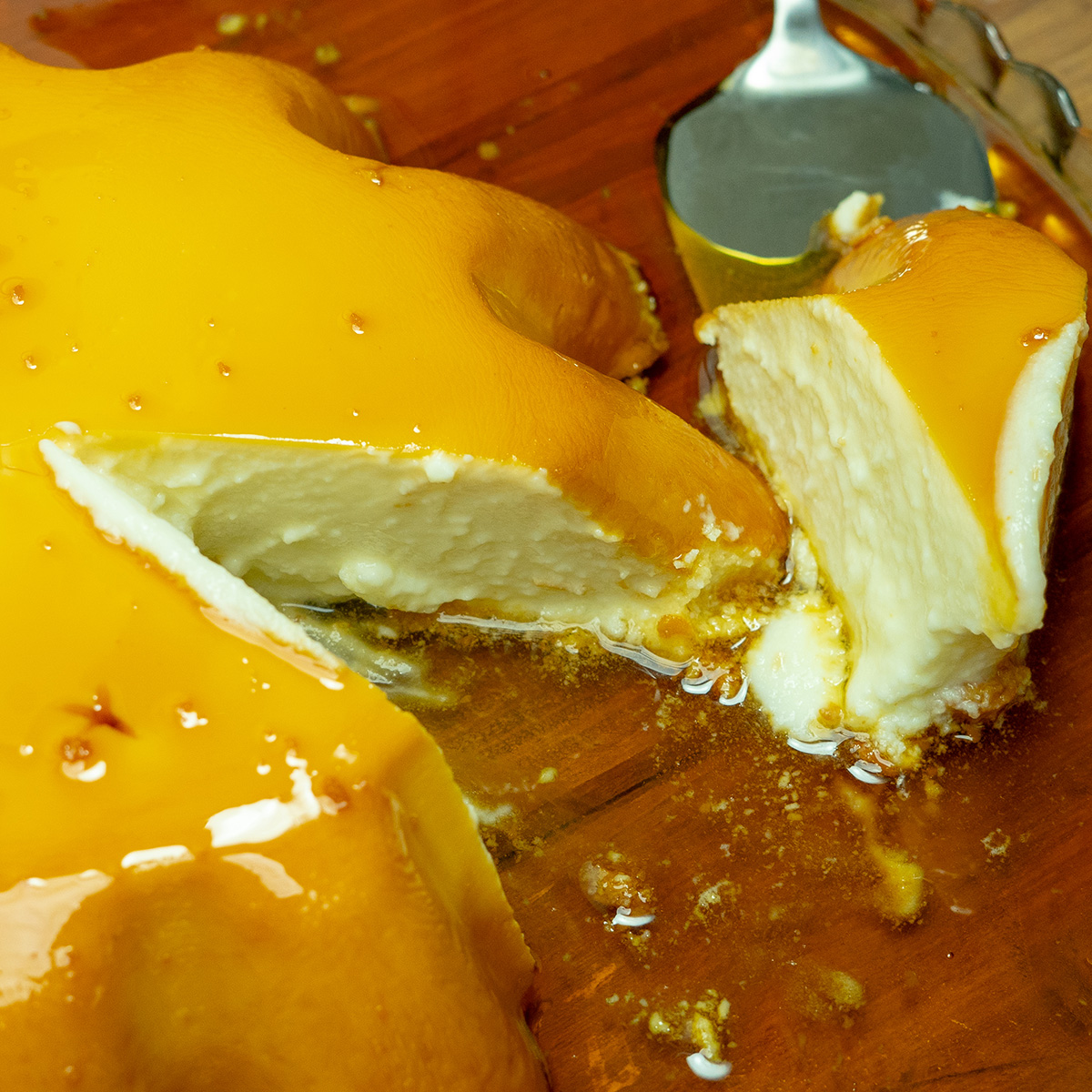 Pudim de 2 ingredientes pronto, sendo servido em fatias.