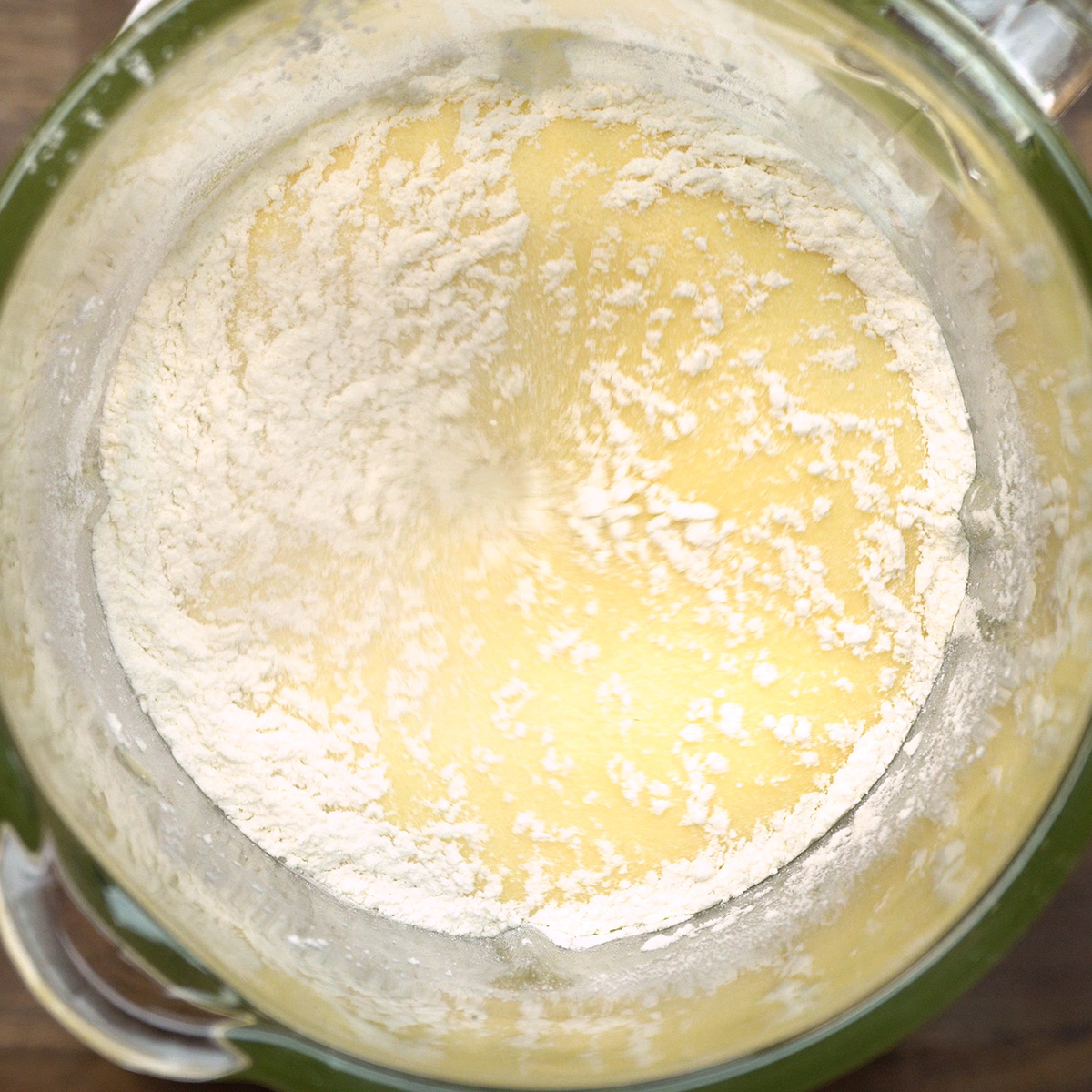 Farinha de trigo e água fervente sendo incorporadas à massa de chocolate no liquidificador.