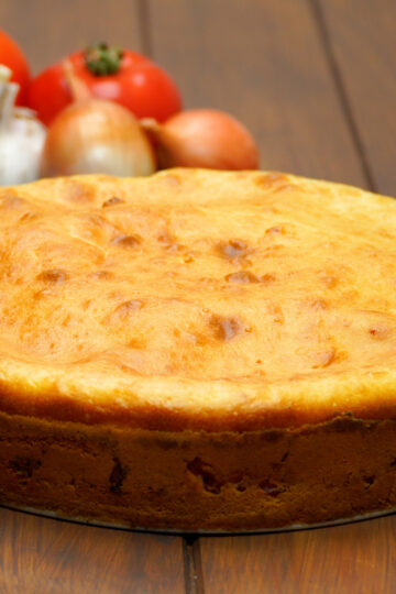 Torta de mortadela pronta saindo do forno.