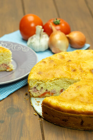 Torta de mortadela sendo servida em fatias.