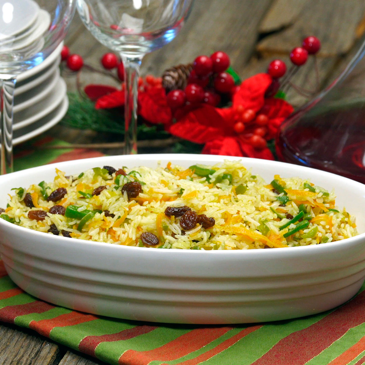 Travessa com arroz de festa pronto para servir.