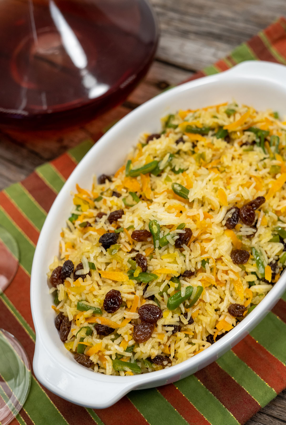 Travessa com arroz de festa pronto para servir.