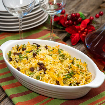 Travessa com arroz á grega pronto para servir.