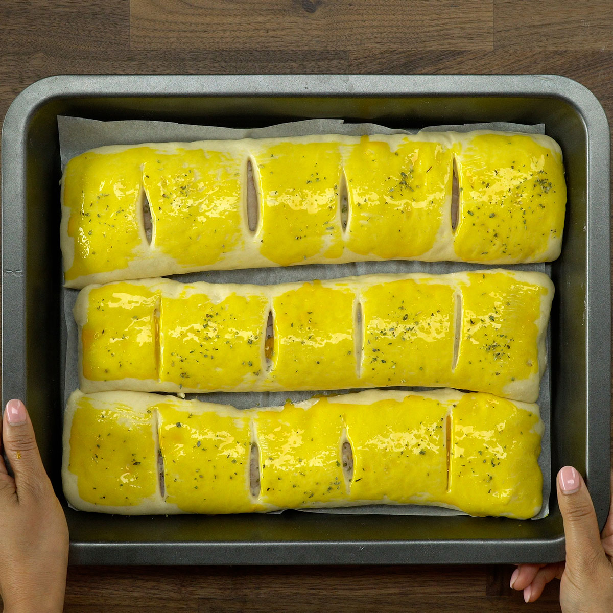 Americano de presunto e queijo assado com superfície dourada.