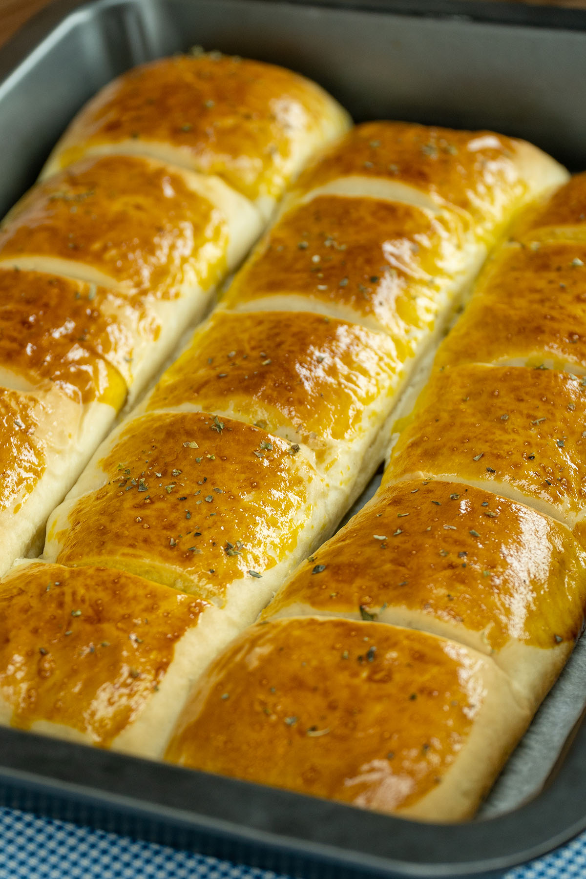 Americano de presunto e queijo assado saindo do forno.