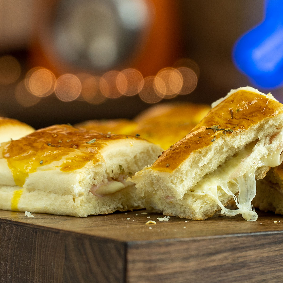 Americano de presunto e queijo cortado em fatias e pronto para servir.