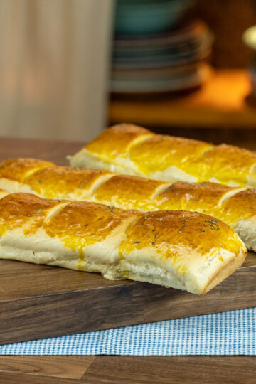 Americano de presunto e queijo prontos e desenformados.