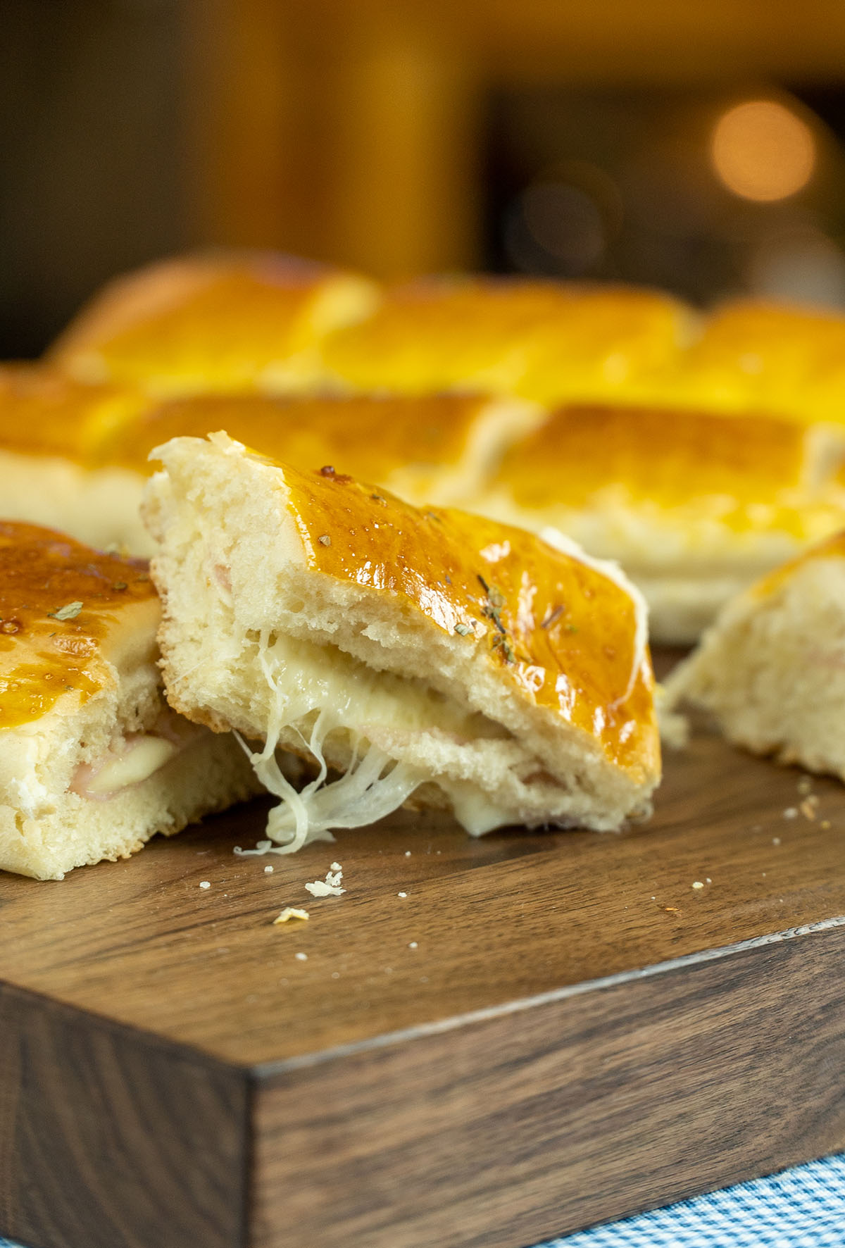Americano de presunto e queijo pronto e cortado em porções.