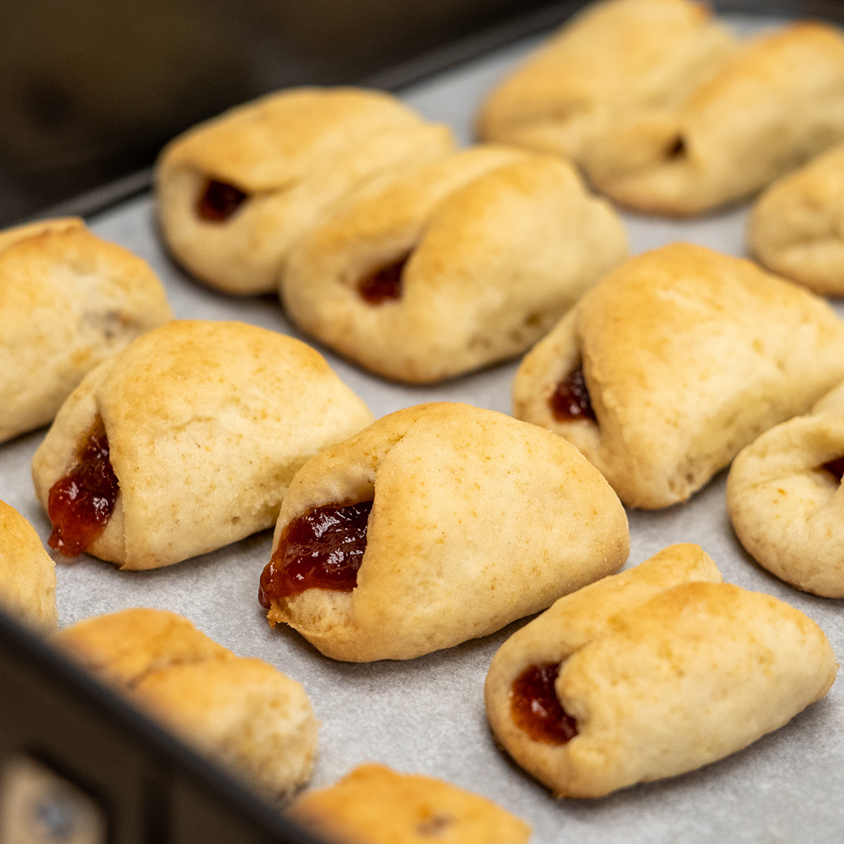 Biscoitos de iogurte com goiabada saindo do forno.