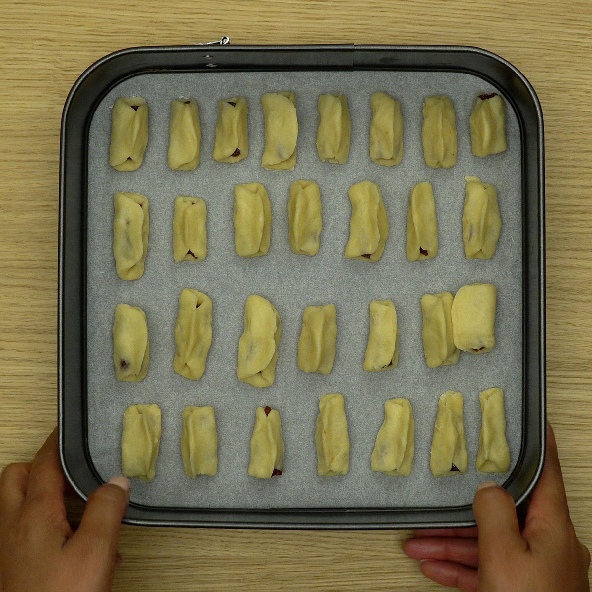 Biscoitos assando no forno até ficarem levemente dourados.